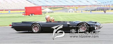 世界上最“扁”的汽車(chē) 躺著(zhù)開(kāi)！