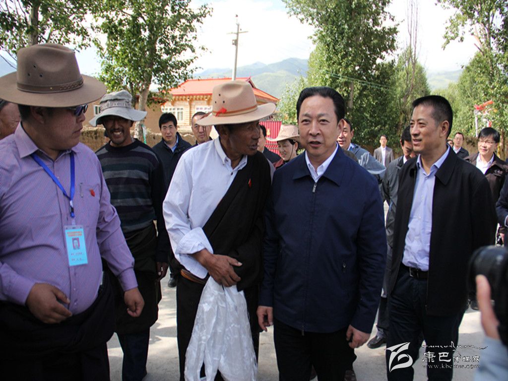 黃新初在甘孜縣調(diào)研指導(dǎo)扶貧開發(fā)工作、慰問對(duì)口支援我州的干部人才代表掠影