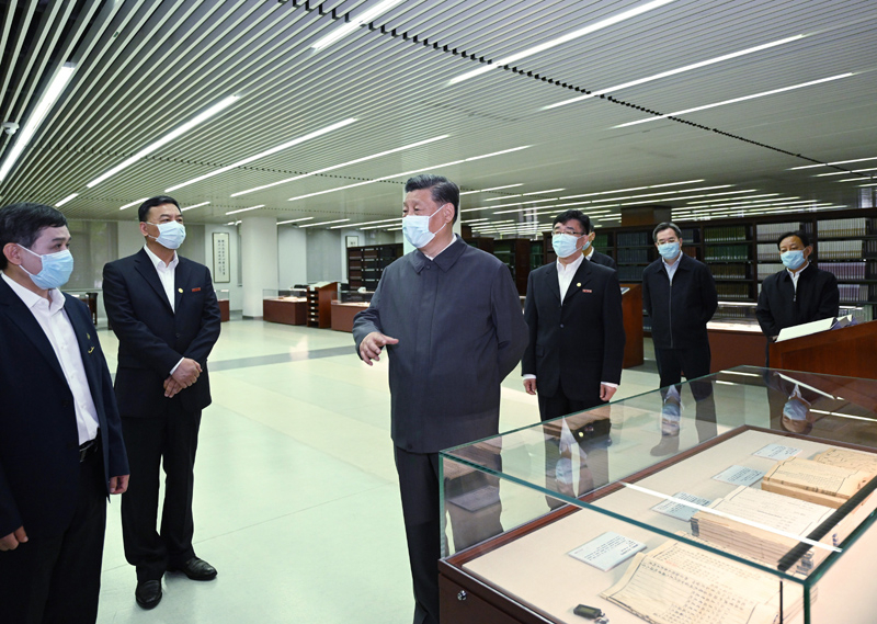 2022年4月25日，習近平來(lái)到中國人民大學(xué)考察調研。這是他在圖書(shū)館考察。