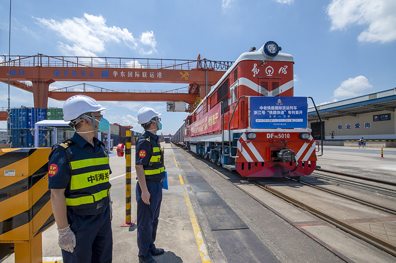 2022年6月29日，浙江金華，中老鐵路國際貨運列車(chē)浙江號“鐵路快通”首趟專(zhuān)列經(jīng)海關(guān)監管后，從浙江省鐵路金華南站鳴笛啟程，經(jīng)磨憨口岸駛向老撾萬(wàn)象。