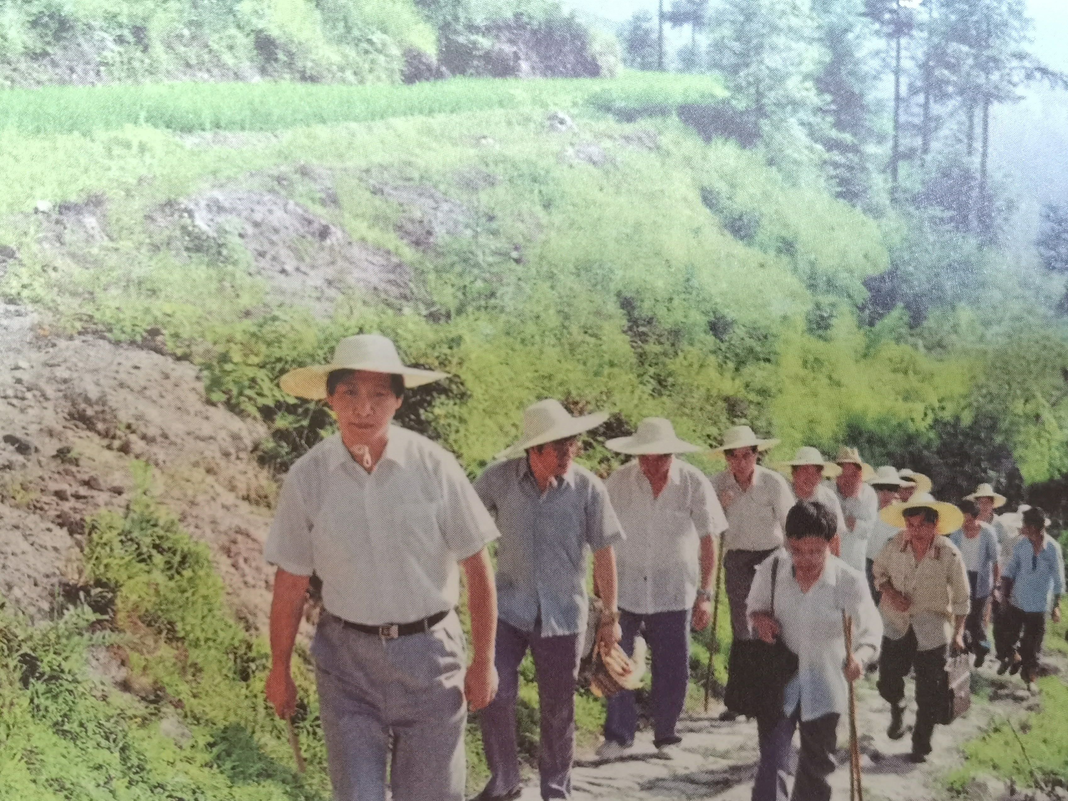 1989年7月，習近平冒著(zhù)酷暑，帶頭步行到下黨鄉調研。