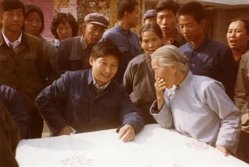1983年，時(shí)任河北正定縣委書(shū)記的習近平，臨時(shí)在大街上擺桌子聽(tīng)取老百姓意見(jiàn)。