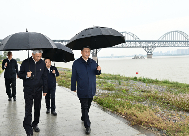 2023年10月10日，習近平在長(cháng)江國家文化公園九江城區段考察時(shí)，冒雨沿江堤步行察看沿岸風(fēng)貌。