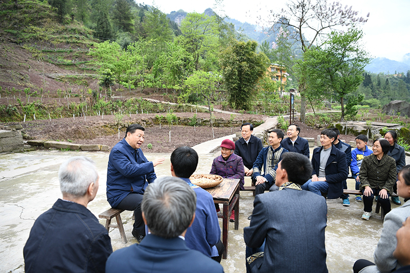 2019年4月15日，習近平總書(shū)記在重慶石柱土家族自治縣中益鄉華溪村同村民代表、基層干部、扶貧干部、鄉村醫生等圍坐在一起，共話(huà)脫貧攻堅。
