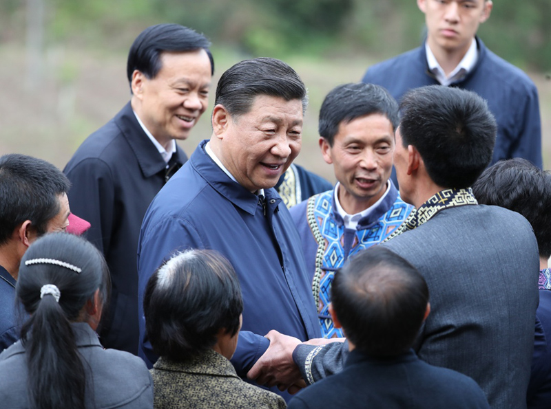2019年4月15日至17日，中共中央總書(shū)記、國家主席、中央軍委主席習近平在重慶考察，并主持召開(kāi)解決“兩不愁三保障”突出問(wèn)題座談會(huì )。這是4月15日下午，習近平在石柱土家族自治縣中益鄉華溪村同村民親切交流。新華社記者 丁海濤 攝