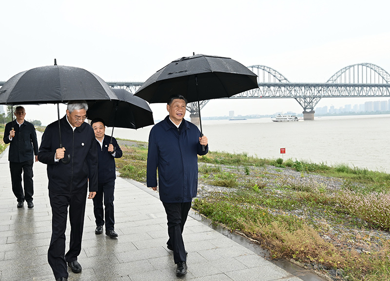 2023年10月10日至13日，中共中央總書(shū)記、國家主席、中央軍委主席習近平在江西考察。這是10日下午，習近平在長(cháng)江國家文化公園九江城區段考察時(shí)，冒雨沿江堤步行察看沿岸風(fēng)貌。新華社記者 謝環(huán)馳 攝