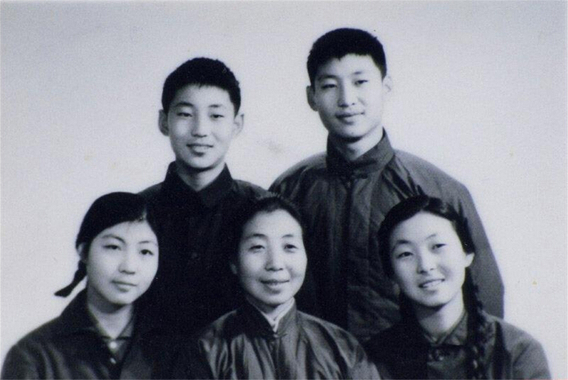 1972年冬，齊心和子女們。前排右起:齊橋橋、齊心、習安安。后排右起:習近平、習遠平。
