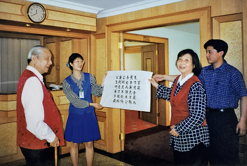 1999年3月，習仲勛欣賞齊心的書(shū)法作品《官箴》。
