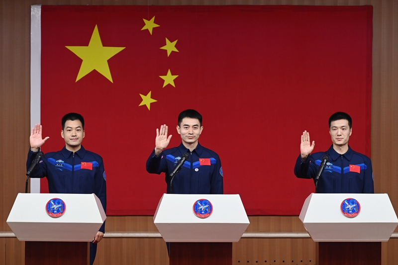 2024年月24日，神舟十八號載人飛行任務(wù)航天員葉光富（中）、李聰（右）、李廣蘇在酒泉衛星發(fā)射中心問(wèn)天閣與媒體記者集體見(jiàn)面。
