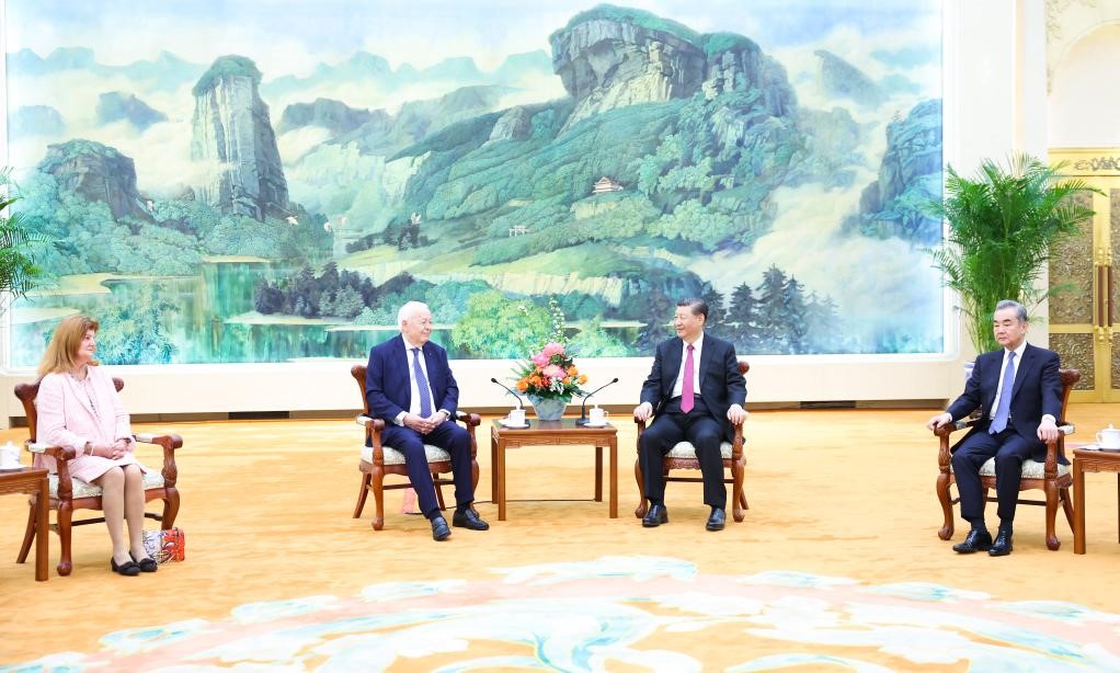 2024年4月8日，國家主席習近平在北京人民大會(huì )堂會(huì )見(jiàn)法國梅里?；饡?huì )主席梅里埃夫婦。新華社記者 黃敬文 攝