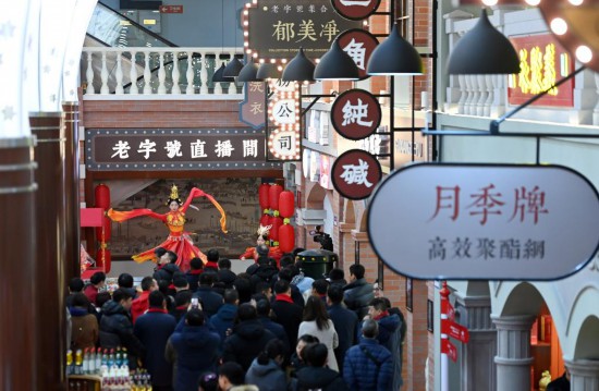 顧客在天津老字號集合店內觀(guān)看演出。新華社記者 趙子碩 攝