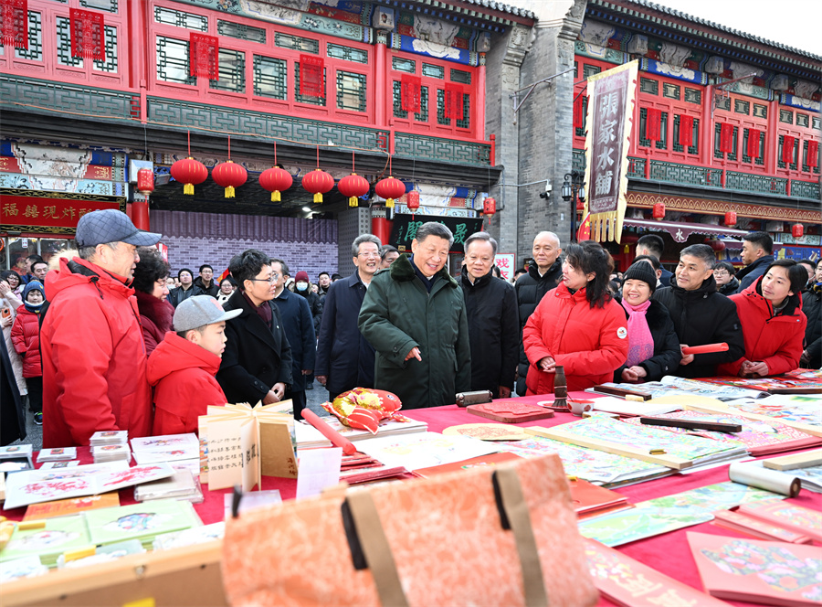 2024年2月1日下午，習近平在天津古文化街考察時(shí)，同店鋪員工和現場(chǎng)群眾互動(dòng)交流。新華社記者 謝環(huán)馳 攝