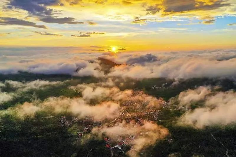 圖為云霧繚繞的軍營(yíng)村，群山盡翠，紅瓦掩映。廈門(mén)市委宣傳部供圖