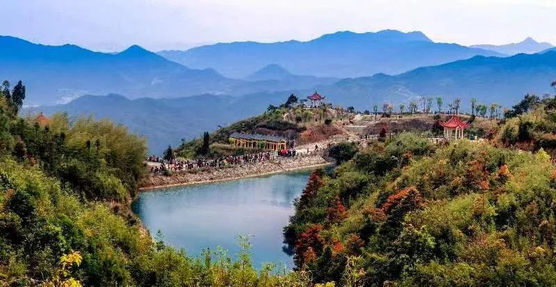 圖為游客們到軍營(yíng)村七彩池欣賞美景。廈門(mén)市委宣傳部供圖