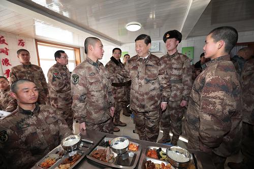2014年1月26日中午，習近平來(lái)到連隊食堂，同戰士們一起用餐。新華社記者 李剛 攝