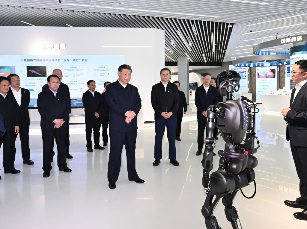 2023年11月28日下午，習近平在浦東新區張江科學(xué)城參觀(guān)上?？萍紕?chuàng  )新成果展。新華社記者 謝環(huán)馳 攝