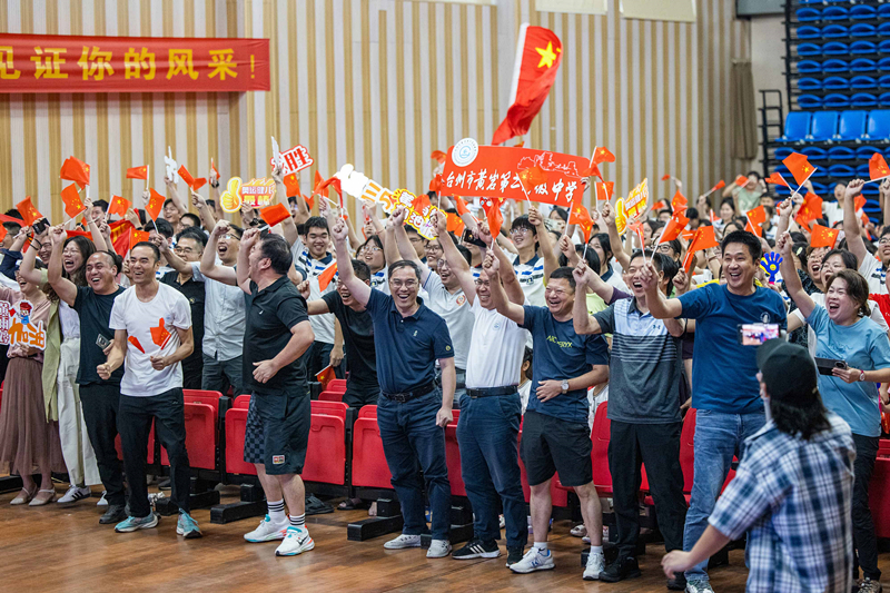 北京時(shí)間7月27日，2024年巴黎奧運會(huì )首個(gè)比賽日，在射擊10米氣步槍混合團體比賽中，中國選手黃雨婷/盛李豪獲得金牌。圖為黃雨婷的母校師生們通過(guò)收看奧運直播的方式為她加油助威。