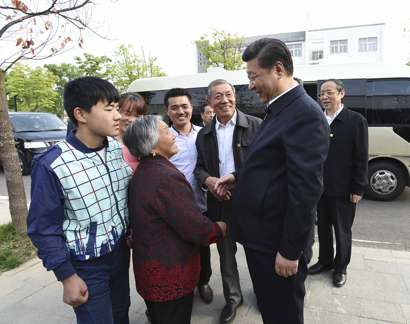 2016年4月25日，習近平在安徽省滁州市鳳陽(yáng)縣小崗村看望當年大包干帶頭人嚴金昌（右三）一家。
